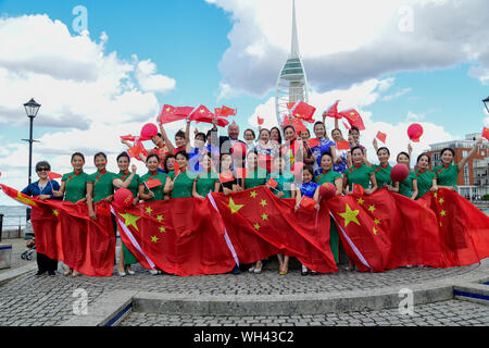 Portsmouth, Großbritannien. 1. Sep 2019. Die Festland Chinesen singen zusammen Ich liebe mein Land (我爱我的国家) Die china-britain Kleid Art Festival und der Feier des Großen China 70-jähriges Jubiläum 2019. Ein "Qipao 'Flash Fackellauf begann in Portsmouth. Das chinesische Festland in 28 Landkreisen und Städten in Großbritannien wird in den Tausenden von cheongsams und Ende in London am 28. September 2019, Großbritannien teilnehmen. Bild Capital/Alamy leben Nachrichten Stockfoto