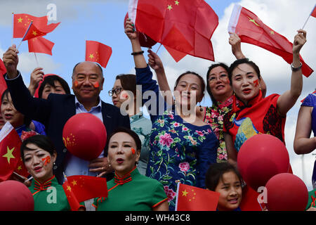 Portsmouth, Großbritannien. 1. Sep 2019. Die Festland Chinesen singen zusammen Ich liebe mein Land (我爱我的国家) Die china-britain Kleid Art Festival und der Feier des Großen China 70-jähriges Jubiläum 2019. Ein "Qipao 'Flash Fackellauf begann in Portsmouth. Das chinesische Festland in 28 Landkreisen und Städten in Großbritannien wird in den Tausenden von cheongsams und Ende in London am 28. September 2019, Großbritannien teilnehmen. Bild Capital/Alamy leben Nachrichten Stockfoto