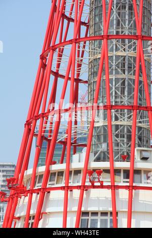 KOBE, Japan - 24 April 2012: Kobe-hafen in Kobe, Japan. Die ungewöhnliche hyperboloid Tower ist 108 m hoch und ist von Kobe wesentlichen touristischen Attraktion. Stockfoto