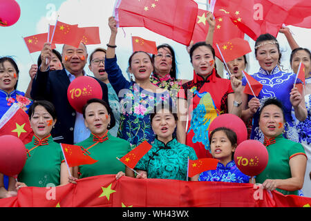 Portsmouth, Großbritannien. 1. Sep 2019. Die Festland Chinesen singen zusammen Ich liebe mein Land (我爱我的国家) Die china-britain Kleid Art Festival und der Feier des Großen China 70-jähriges Jubiläum 2019. Ein "Qipao 'Flash Fackellauf begann in Portsmouth. Das chinesische Festland in 28 Landkreisen und Städten in Großbritannien wird in den Tausenden von cheongsams und Ende in London am 28. September 2019, Großbritannien teilnehmen. Bild Capital/Alamy leben Nachrichten Stockfoto