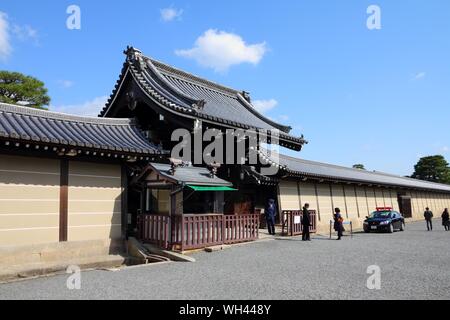 KYOTO, Japan - 14 April, 2012: die Menschen besuchen den Kaiserpalast in Kyoto, Japan. Alte Kyoto ist ein UNESCO-Weltkulturerbe und wurde von fast 1 mil besucht. Stockfoto