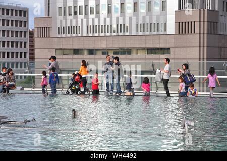 NAGOYA, JAPAN - Mai 3, 2012: die Menschen besuchen 21 Architektur Oase Komplex in Nagoya, Japan. Oase 21 hat mehrere Auszeichnungen erhalten, darunter IESNA Vergabe von D gewann Stockfoto