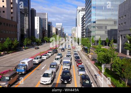 NAGOYA, JAPAN - 3. Mai 2012: Leute fahren in dichtem Verkehr in Nagoya, Japan. Mit 589 Fahrzeugen pro Kopf, Japan ist unter den meisten motorisierten Ländern wor Stockfoto