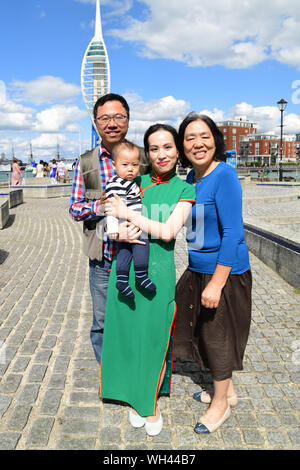 Portsmouth, Großbritannien. 1. Sep 2019. Die Festland Chinesen singen zusammen Ich liebe mein Land (我爱我的国家) Die china-britain Kleid Art Festival und der Feier des Großen China 70-jähriges Jubiläum 2019. Ein "Qipao 'Flash Fackellauf begann in Portsmouth. Das chinesische Festland in 28 Landkreisen und Städten in Großbritannien wird in den Tausenden von cheongsams und Ende in London am 28. September 2019, Großbritannien teilnehmen. Bild Capital/Alamy leben Nachrichten Stockfoto