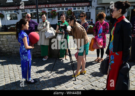 Portsmouth, Großbritannien. 1. Sep 2019. Die Festland Chinesen singen zusammen Ich liebe mein Land (我爱我的国家) Die china-britain Kleid Art Festival und der Feier des Großen China 70-jähriges Jubiläum 2019. Ein "Qipao 'Flash Fackellauf begann in Portsmouth. Das chinesische Festland in 28 Landkreisen und Städten in Großbritannien wird in den Tausenden von cheongsams und Ende in London am 28. September 2019, Großbritannien teilnehmen. Bild Capital/Alamy leben Nachrichten Stockfoto