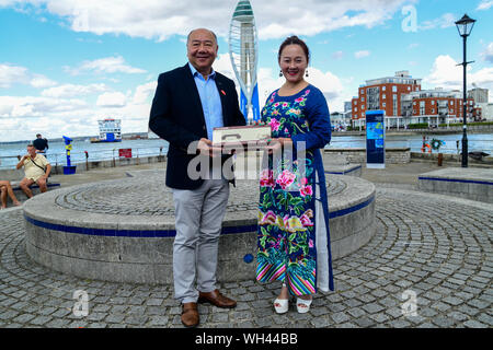Portsmouth, Großbritannien. 1. Sep 2019. Die Festland Chinesen singen zusammen Ich liebe mein Land (我爱我的国家) Die china-britain Kleid Art Festival und der Feier des Großen China 70-jähriges Jubiläum 2019. Ein "Qipao 'Flash Fackellauf begann in Portsmouth. Das chinesische Festland in 28 Landkreisen und Städten in Großbritannien wird in den Tausenden von cheongsams und Ende in London am 28. September 2019, Großbritannien teilnehmen. Bild Capital/Alamy leben Nachrichten Stockfoto