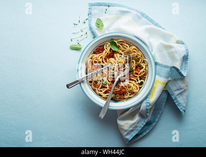 Lecker appetitlichen klassische italienische Spaghetti Nudeln mit Tomatensoße, Käse Parmesan und Basilikum auf der Platte. Ansicht von oben, horizontal Stockfoto