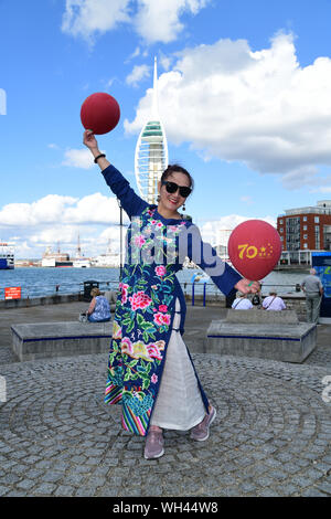 Portsmouth, Großbritannien. 1. Sep 2019. Die Festland Chinesen singen zusammen Ich liebe mein Land (我爱我的国家) Die china-britain Kleid Art Festival und der Feier des Großen China 70-jähriges Jubiläum 2019. Ein "Qipao 'Flash Fackellauf begann in Portsmouth. Das chinesische Festland in 28 Landkreisen und Städten in Großbritannien wird in den Tausenden von cheongsams und Ende in London am 28. September 2019, Großbritannien teilnehmen. Bild Capital/Alamy leben Nachrichten Stockfoto