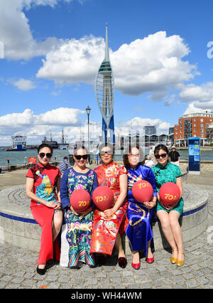 Portsmouth, Großbritannien. 1. Sep 2019. Die Festland Chinesen singen zusammen Ich liebe mein Land (我爱我的国家) Die china-britain Kleid Art Festival und der Feier des Großen China 70-jähriges Jubiläum 2019. Ein "Qipao 'Flash Fackellauf begann in Portsmouth. Das chinesische Festland in 28 Landkreisen und Städten in Großbritannien wird in den Tausenden von cheongsams und Ende in London am 28. September 2019, Großbritannien teilnehmen. Bild Capital/Alamy leben Nachrichten Stockfoto