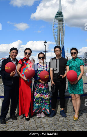 Portsmouth, Großbritannien. 1. Sep 2019. Die Festland Chinesen singen zusammen Ich liebe mein Land (我爱我的国家) Die china-britain Kleid Art Festival und der Feier des Großen China 70-jähriges Jubiläum 2019. Ein "Qipao 'Flash Fackellauf begann in Portsmouth. Das chinesische Festland in 28 Landkreisen und Städten in Großbritannien wird in den Tausenden von cheongsams und Ende in London am 28. September 2019, Großbritannien teilnehmen. Bild Capital/Alamy leben Nachrichten Stockfoto