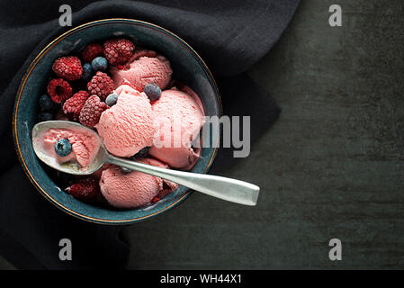 Frische von Softeis oder gefrorenen Joghurt mit Beeren Fruchtaromen. Stockfoto