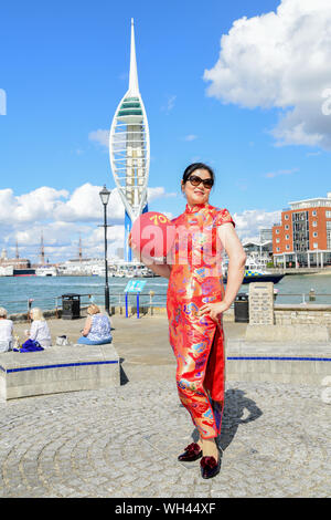 Portsmouth, Großbritannien. 1. Sep 2019. Die Festland Chinesen singen zusammen Ich liebe mein Land (我爱我的国家) Die china-britain Kleid Art Festival und der Feier des Großen China 70-jähriges Jubiläum 2019. Ein "Qipao 'Flash Fackellauf begann in Portsmouth. Das chinesische Festland in 28 Landkreisen und Städten in Großbritannien wird in den Tausenden von cheongsams und Ende in London am 28. September 2019, Großbritannien teilnehmen. Bild Capital/Alamy leben Nachrichten Stockfoto