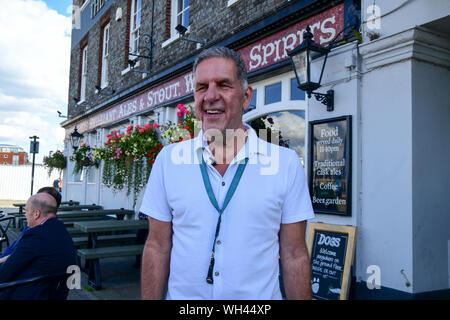 Portsmouth, Großbritannien. 1. Sep 2019. Die Festland Chinesen singen zusammen Ich liebe mein Land (我爱我的国家) Die china-britain Kleid Art Festival und der Feier des Großen China 70-jähriges Jubiläum 2019. Ein "Qipao 'Flash Fackellauf begann in Portsmouth. Das chinesische Festland in 28 Landkreisen und Städten in Großbritannien wird in den Tausenden von cheongsams und Ende in London am 28. September 2019, Großbritannien teilnehmen. Bild Capital/Alamy leben Nachrichten Stockfoto
