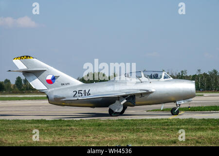 MIG 15 UTI, eine zweisitzige Version in den Farben der Tschechoslowakischen Luftwaffe, einem Flugzeug aus den 1950er Jahren, Jet MIG 15, der auf der Landebahn geerdet ist Stockfoto