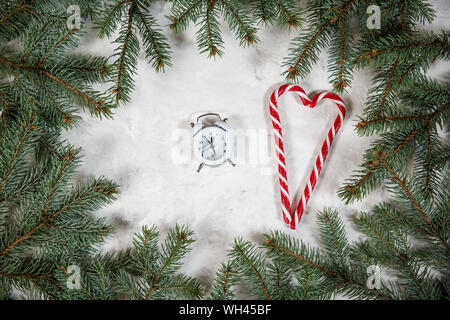 Weihnachten Hintergrund mit Vintage Wecker, Zuckerstangen Holz- Hintergrund. Close-up Stockfoto