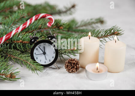 Weihnachten Hintergrund mit Vintage Wecker, Zuckerstangen verputzen Hintergrund. Stockfoto