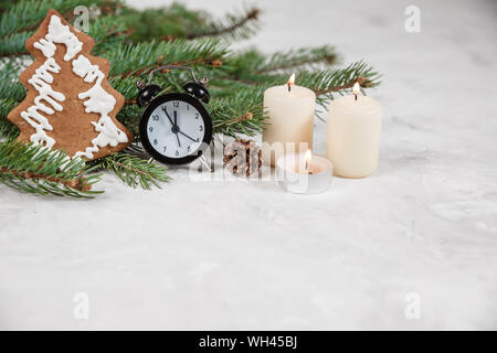 Weihnachten Hintergrund mit Vintage Wecker, Zuckerstangen verputzen Hintergrund. Stockfoto
