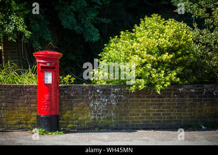 Britischen roten Briefkasten in ländlichen Straße an einem sonnigen Tag Stockfoto