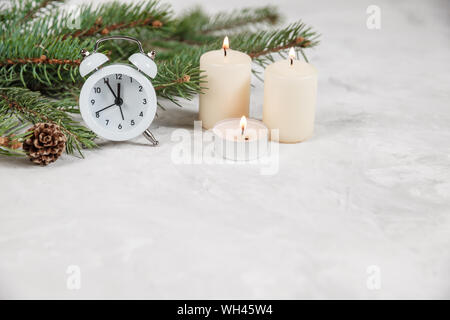 Weihnachten Hintergrund mit Vintage Wecker, Zuckerstangen verputzen Hintergrund. Stockfoto