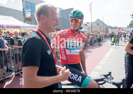 Fabian Wegmann (links, ehemaliger Radprofi) und Pascal ACKERMANN (GER, Bora - Hansgrohe) miteinander reden, reden, reden, reden, halb Bild, halb Abbildung, 2. Stufe, Marburg (GER) - Göttingen (GER), Start in Marburg/Deutschland am 30.08.2019. Deutschland Tour 2019 vom 29.08.- 01.09.2019 in Deutschland. | Verwendung weltweit Stockfoto