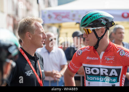 Fabian Wegmann (links, ehemaliger Radprofi) und Pascal ACKERMANN (GER, Bora - Hansgrohe) miteinander reden, reden, reden, reden, halb Bild, halb Abbildung, 2. Stufe, Marburg (GER) - Göttingen (GER), Start in Marburg/Deutschland am 30.08.2019. Deutschland Tour 2019 vom 29.08.- 01.09.2019 in Deutschland. | Verwendung weltweit Stockfoto