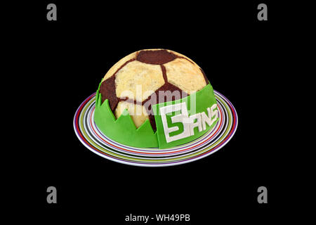 Schönen Fußball Geburtstag Kuchen für den fünften Jahrestag (5 Jahre in französischer Sprache geschrieben" 5 ans" auf dem Kuchen), auf schwarzem Hintergrund isoliert. Stockfoto