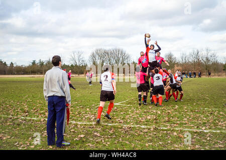 Ein Line-out während Rugby ist ein Amateur Männer Match in der Bois de Vincennes in Paris, Frankreich, durch eine trübe winter Sonntag. Stockfoto