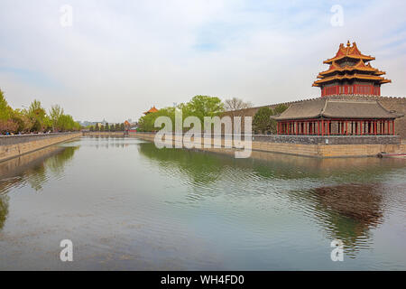 Editorial: Beijing, China, April 6, 2019 - Wassergraben und Wachturm nördlich der Verbotenen Stadt in Peking Stockfoto