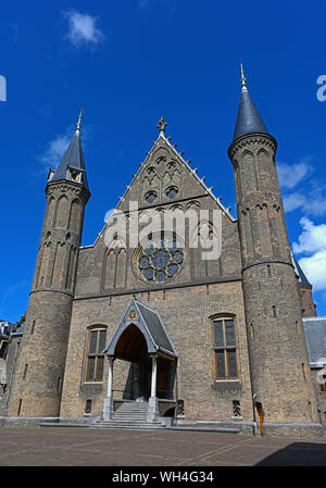 Den Haag, Niederlande - 2019.08.07: Die gotischen Rittersaal (ridderzaal Binnenhof) innerhalb der komplexen Stockfoto