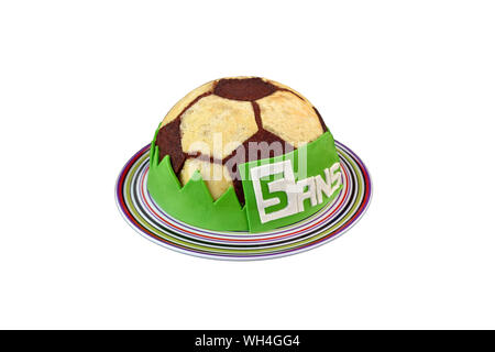 Schönen Fußball Geburtstag Kuchen für den fünften Jahrestag (5 Jahre in französischer Sprache geschrieben" 5 ans" auf dem Kuchen), auf weißem Hintergrund. Stockfoto