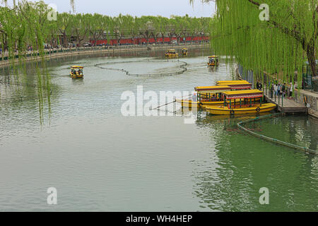 Editorial: Beijing, China, April 6, 2019 - Ruderboote auf dem See im Beihai Park in Peking Stockfoto