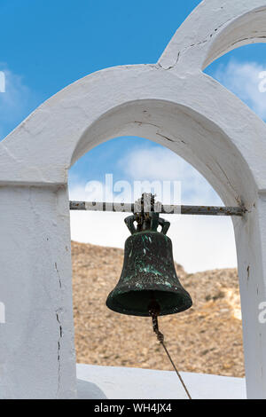 Die Glocke und der Glockenturm der Kirche Agia Gassville Stockfoto