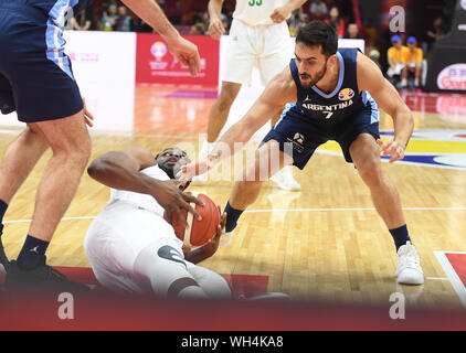 Wuhan, Hubei Provinz Chinas. 2. Sep 2019. Ike Diogu (unten) von Nigeria kämpft für den ball mit Facundo Campazzo (R) von Argentinien in der Gruppe B zwischen Nigeria und Argentinien 2019 FIBA-Weltmeisterschaft in Wuhan, Hauptstadt der zentralchinesischen Provinz Hubei, an Sept. 2, 2019. Credit: Cheng Min/Xinhua/Alamy leben Nachrichten Stockfoto