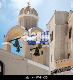 Eine Fahne mit dem Bild des Heiligen Spyridon auf ein weißes Kreuz auf blauem vertritt Griechenland außerhalb der Glockenturm einer Kirche, die ihm gewidmet überlagert Stockfoto