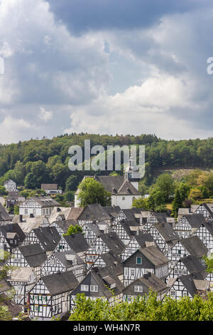 Weißen Fachwerkhäusern der historischen Stadt Freudenberg, Deutschland Stockfoto