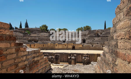 Ruinen der herrliche Amphitheater, Teil der archäologische Ensemble von Italica, Stadt mit einer strategischen Rolle im Römischen Reich, in Santiponce, Sevilla Stockfoto