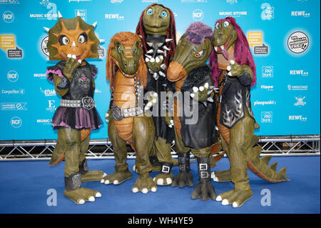 Köln, Deutschland. 31 Aug, 2019. Die band Heavysaurus ist über das Ereignis beginnen "Wir wollen mobbingfrei! - Gemeinsam laut für starke Kinder" der Stiftung 'Mobbing Stoppen! Kinder Stärken stärken" vor einem Foto an der Wand. Quelle: Henning Kaiser/dpa/Alamy leben Nachrichten Stockfoto