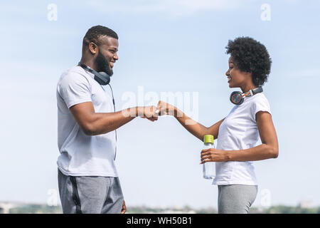 Afro Paar geben Fist Bump nach Morgen laufen Outdoor Stockfoto