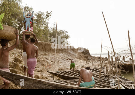 Bethuadahari, Nadia, West Bengal, Indien, Oktober 2018 - Die Menschen in den Dörfern des ländlichen Indien anheben Göttin Idol vor dem Eintauchen in den Fluss Ichhamati. Ein t Stockfoto
