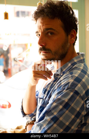 Portrait mit natürlichen Fenster Licht in einem Coffee Shop Stockfoto