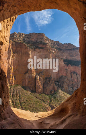 Blick aus dem Felsen gehauene Kirche Abuna Yemata Guh in Äthiopien Stockfoto