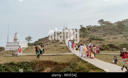 Parasnath, Berghausen, Jharkhand, Indien Mai 2018-hinduistischen Jain Pilger Menschen zu Fuß in Richtung Shikharji Tempel. Tempel ist beliebt bei Jain Anhänger. Ein Stockfoto