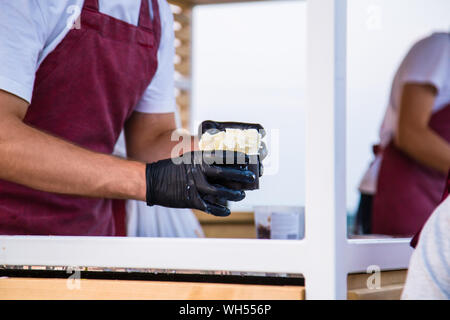 Mann mit Eis in schwarz Cups Stockfoto