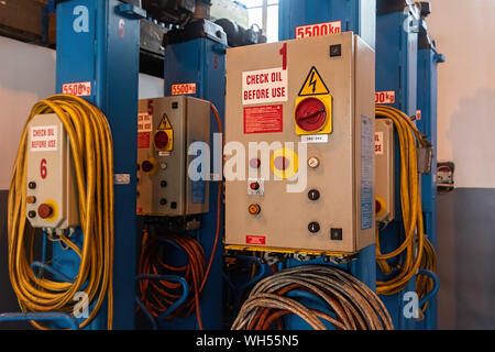 Automatische hydraulische heavy duty Jack für Lkw, in einer Werkstatt Lager. Stockfoto