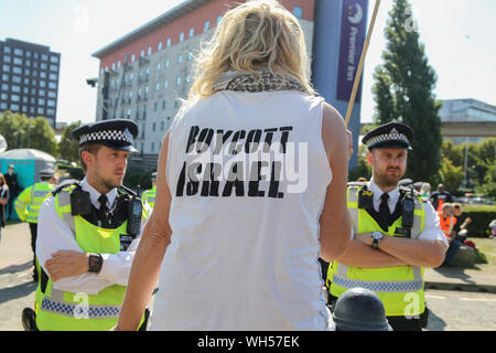 London, Großbritannien. 02 Sep, 2019. Unter starker Polizeipräsenz, anti arme Aktivist bis Camp Yards entfernt vom Excel Centre, am ersten Tag des Protestes fordern einen Stopp des Verkaufs von Waffen an Israel und gegen DSEI, Verteidigung und Sicherheit Ausrüstung International, dass es eine speziell dafür vorgesehenen Bereich für Israels arme Unternehmen ihre Waffen, Waffen, die als 'bewährt' d. h. Bekämpfung der Waffen, die für die palästinensischen Gemeinden verwüsten und zerstören die getestet wurden und vermarktet werden. Credit: Paul Quezada-Neiman/Alamy leben Nachrichten Stockfoto