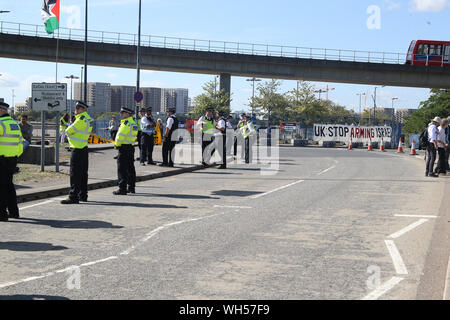 London, Großbritannien. 02 Sep, 2019. Unter starker Polizeipräsenz, anti arme Aktivist bis Camp Yards entfernt vom Excel Centre, am ersten Tag des Protestes fordern einen Stopp des Verkaufs von Waffen an Israel und gegen DSEI, Verteidigung und Sicherheit Ausrüstung International, dass es eine speziell dafür vorgesehenen Bereich für Israels arme Unternehmen ihre Waffen, Waffen, die als 'bewährt' d. h. Bekämpfung der Waffen, die für die palästinensischen Gemeinden verwüsten und zerstören die getestet wurden und vermarktet werden. Credit: Paul Quezada-Neiman/Alamy leben Nachrichten Stockfoto