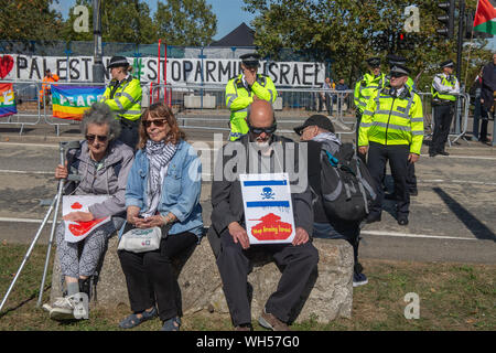 London, Großbritannien. 02 Sep, 2019. Unter starker Polizeipräsenz, anti arme Aktivist bis Camp Yards entfernt vom Excel Centre, am ersten Tag des Protestes fordern einen Stopp des Verkaufs von Waffen an Israel und gegen DSEI, Verteidigung und Sicherheit Ausrüstung International, dass es eine speziell dafür vorgesehenen Bereich für Israels arme Unternehmen ihre Waffen, Waffen, die als 'bewährt' d. h. Bekämpfung der Waffen, die für die palästinensischen Gemeinden verwüsten und zerstören die getestet wurden und vermarktet werden. Credit: Paul Quezada-Neiman/Alamy leben Nachrichten Stockfoto