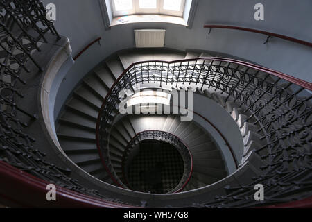 Krakau. Krakau. Polen. Eine Wendeltreppe in das Gebäude in Kazimierz. Blick von oben. Stockfoto