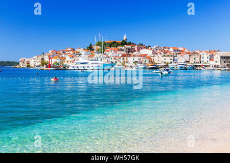 Primosten, Sibenik Sibenik-knin, Kroatien. Badeort an der adriatischen Küste. Stockfoto