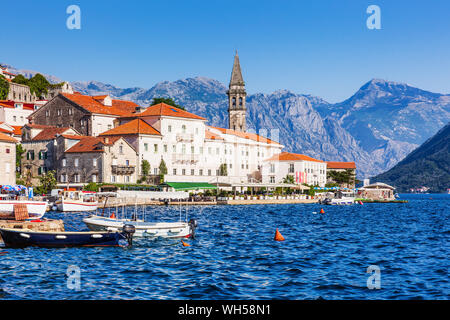 Perast, Montenegro. Blick auf die historische Stadt Perast an der Bucht von Kotor. Stockfoto